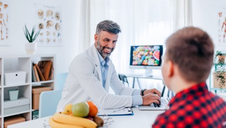 a nutritionist speaks to a patient